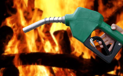 נתפסו במצלמה: ניסו להצית תחנת דלק בבני ברק