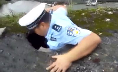 למה השוטר הסיני שנפל לבור סירב לקבל עזרה?