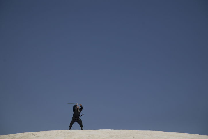 הנינג'ה החרדי מדגים כיצד להכניע תוך שניות תוקף חמוש