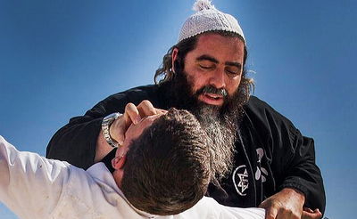 הנינג'ה החרדי מדגים כיצד להכניע תוך שניות תוקף חמוש