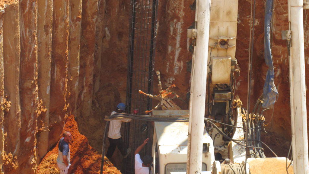 התרגשות בחסידות: יציקת היסוד הראשון ל"בית ויז'ניץ" • תיעוד