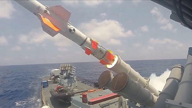 צפו: הטיל הצה"לי נורה - והספינה הישראלית הושמדה