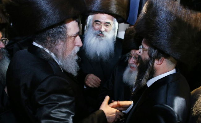 יצחק שפירא והבן לוחצים ידיים