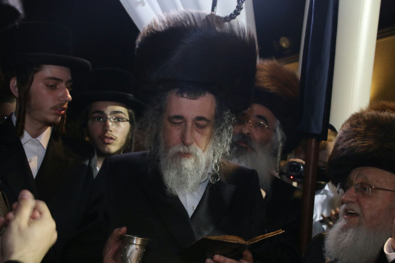 פיוס משפחתי: האב המיליונר הגיע לשמחת הבן הברסלבר