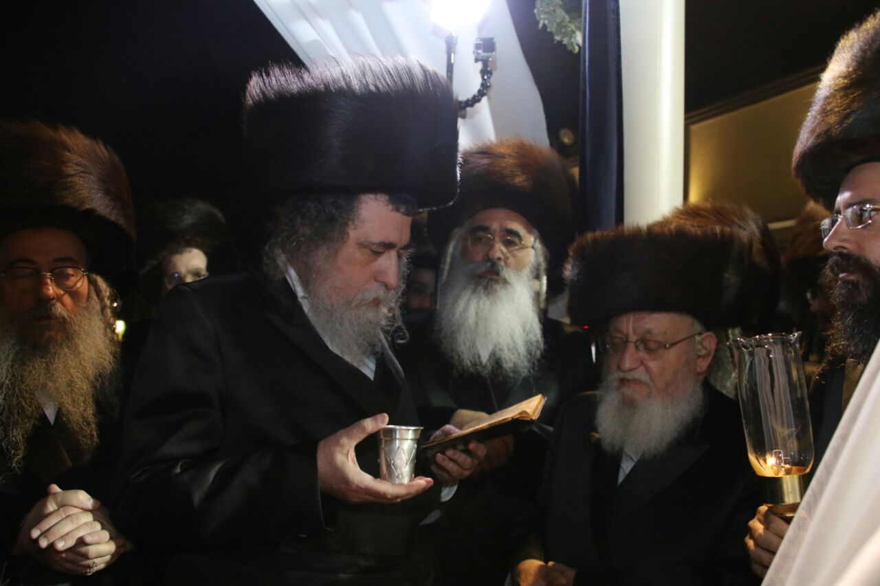 פיוס משפחתי: האב המיליונר הגיע לשמחת הבן הברסלבר