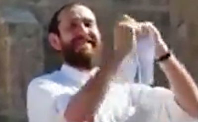 צפו: מפגין חרדי קרע את סידור התיפלה של נשות הכותל