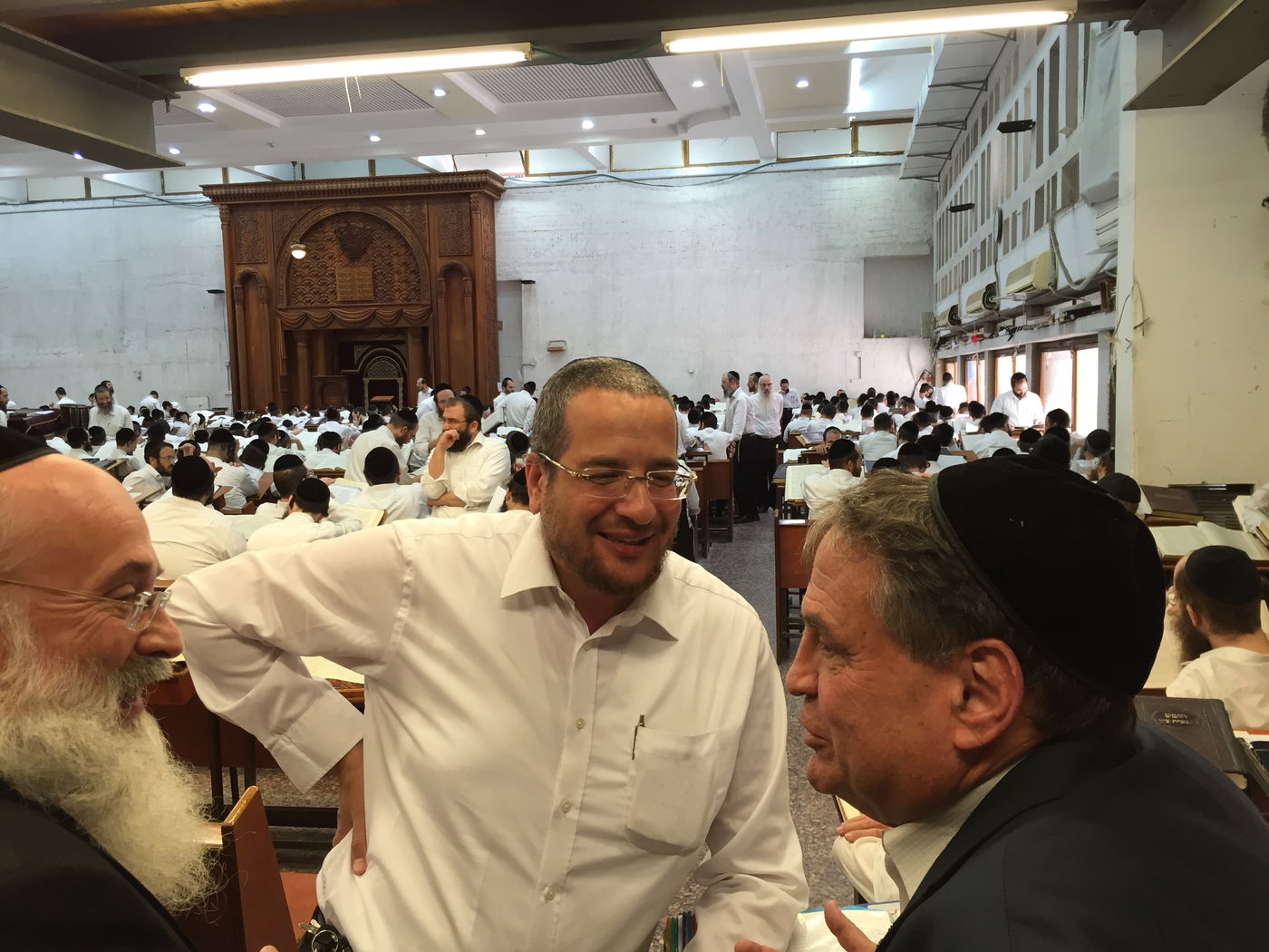 עוזי דיין ב'אוהל קדושים'