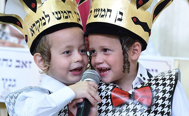 עם כתרים וגלימות: כך הילדים חגגו 'חומש סעודה' בויז'ניץ באלעד