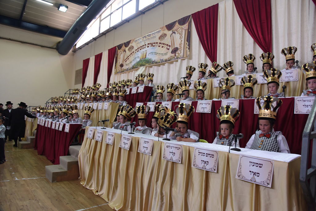 עם כתרים וגלימות: כך הילדים חגגו 'חומש סעודה' בויז'ניץ באלעד