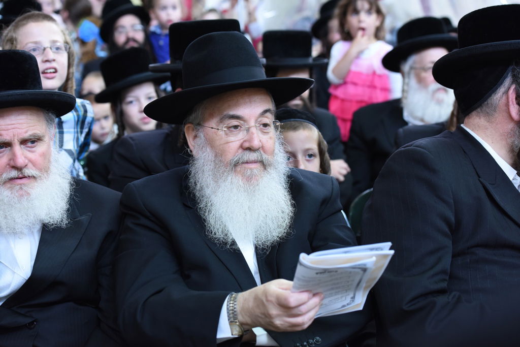 עם כתרים וגלימות: כך הילדים חגגו 'חומש סעודה' בויז'ניץ באלעד