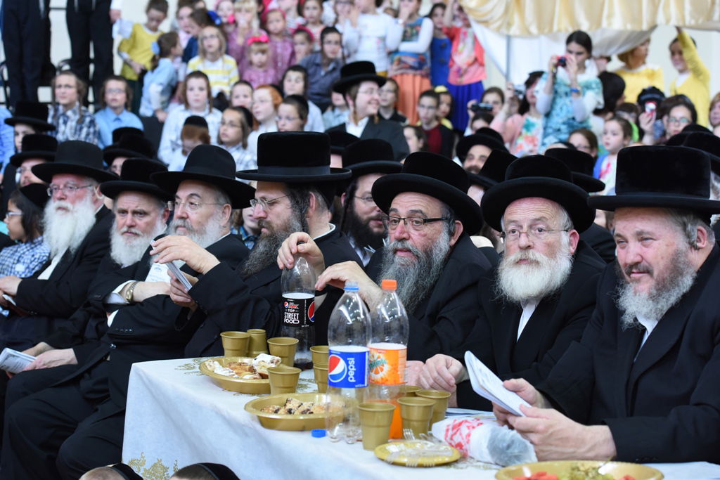 עם כתרים וגלימות: כך הילדים חגגו 'חומש סעודה' בויז'ניץ באלעד