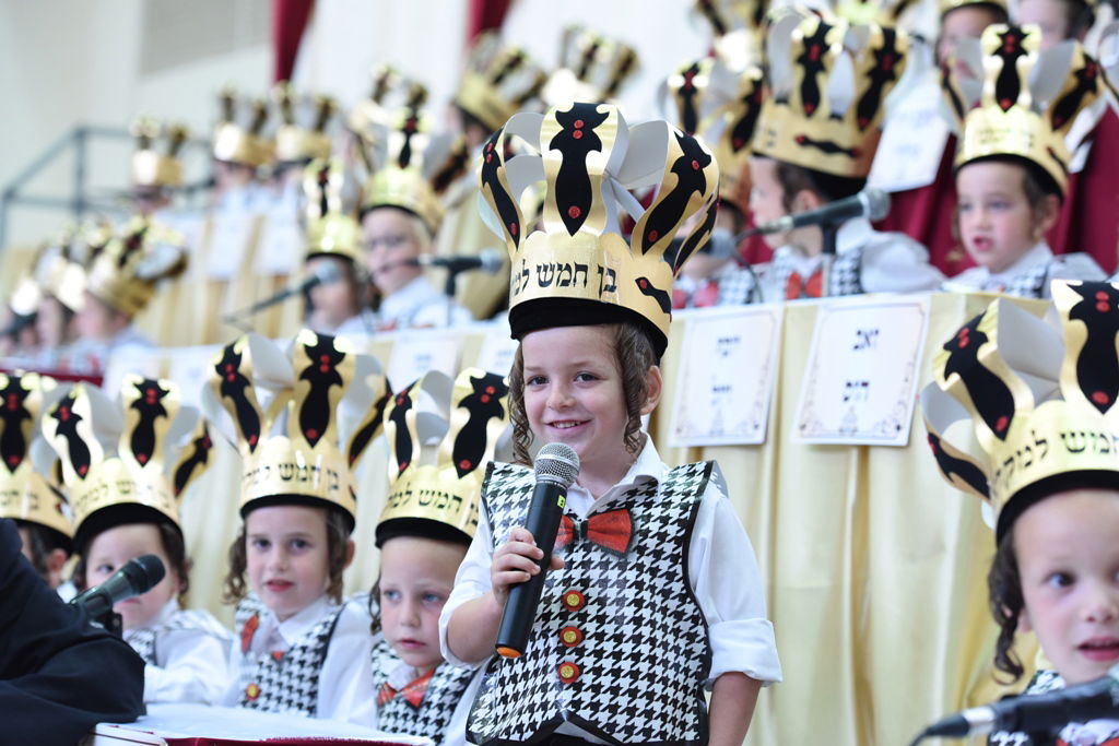 עם כתרים וגלימות: כך הילדים חגגו 'חומש סעודה' בויז'ניץ באלעד