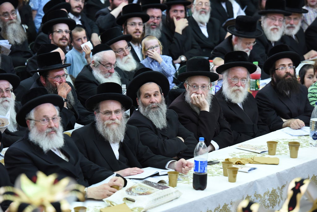 עם כתרים וגלימות: כך הילדים חגגו 'חומש סעודה' בויז'ניץ באלעד