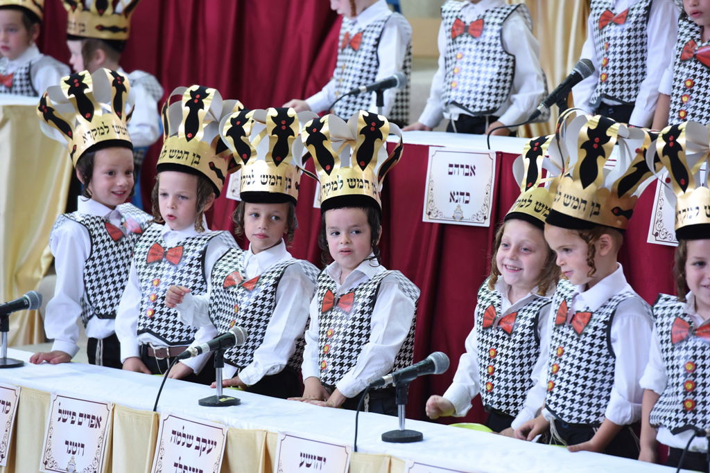 עם כתרים וגלימות: כך הילדים חגגו 'חומש סעודה' בויז'ניץ באלעד