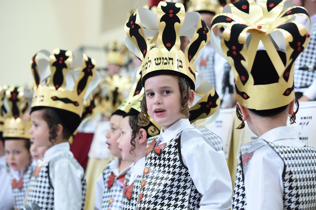 עם כתרים וגלימות: כך הילדים חגגו 'חומש סעודה' בויז'ניץ באלעד