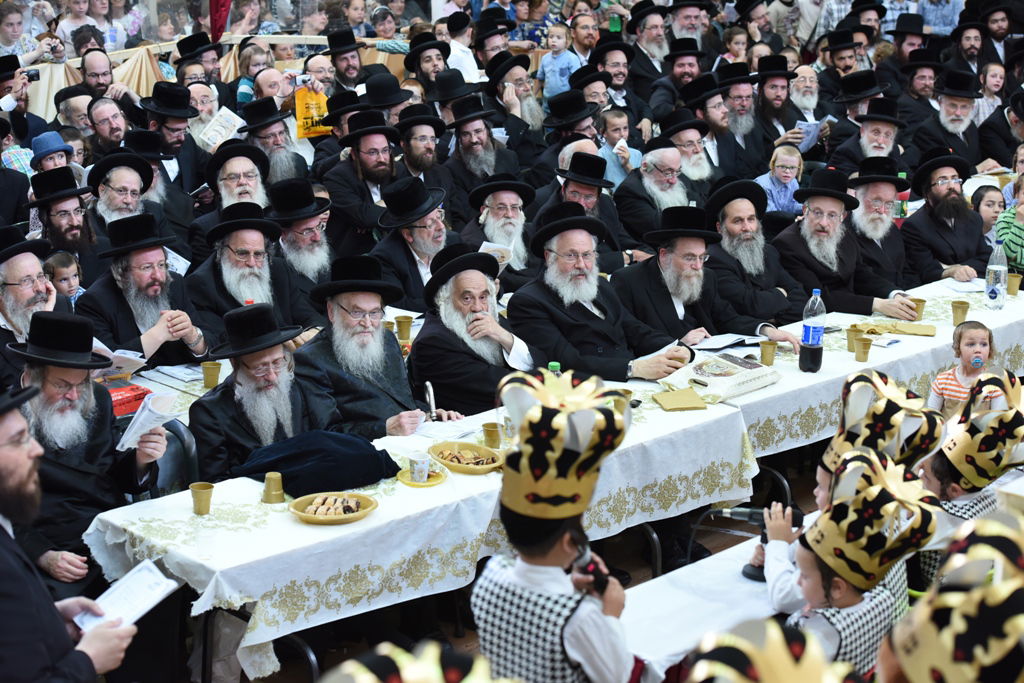 עם כתרים וגלימות: כך הילדים חגגו 'חומש סעודה' בויז'ניץ באלעד