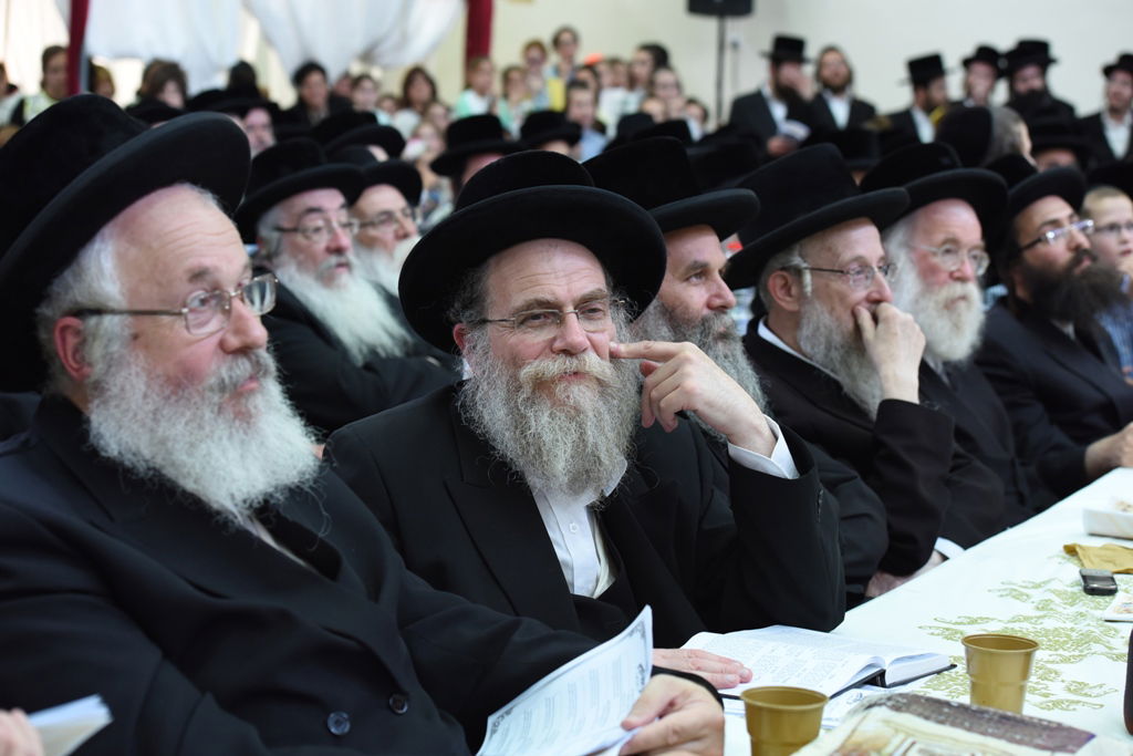 עם כתרים וגלימות: כך הילדים חגגו 'חומש סעודה' בויז'ניץ באלעד