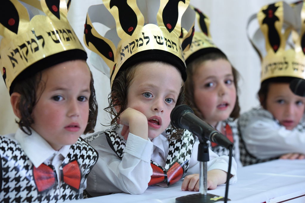 עם כתרים וגלימות: כך הילדים חגגו 'חומש סעודה' בויז'ניץ באלעד