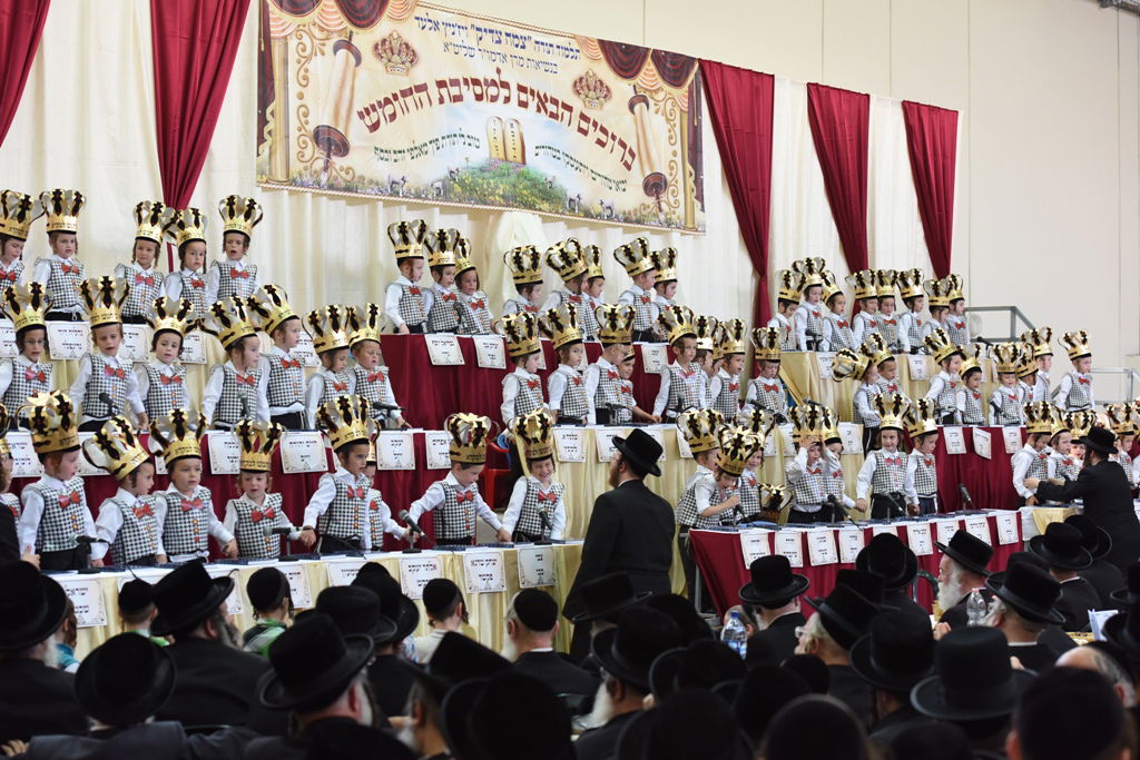 עם כתרים וגלימות: כך הילדים חגגו 'חומש סעודה' בויז'ניץ באלעד