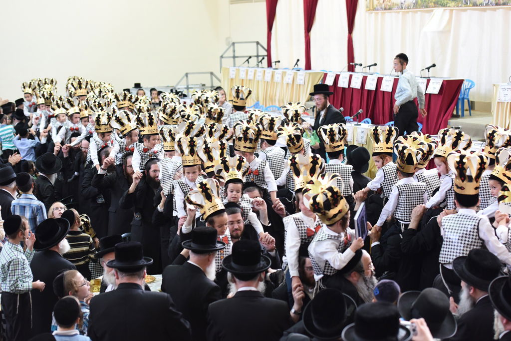 עם כתרים וגלימות: כך הילדים חגגו 'חומש סעודה' בויז'ניץ באלעד