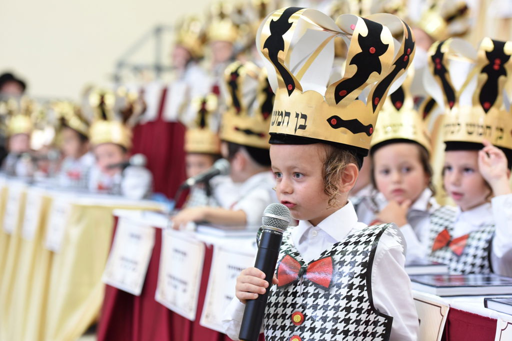 עם כתרים וגלימות: כך הילדים חגגו 'חומש סעודה' בויז'ניץ באלעד