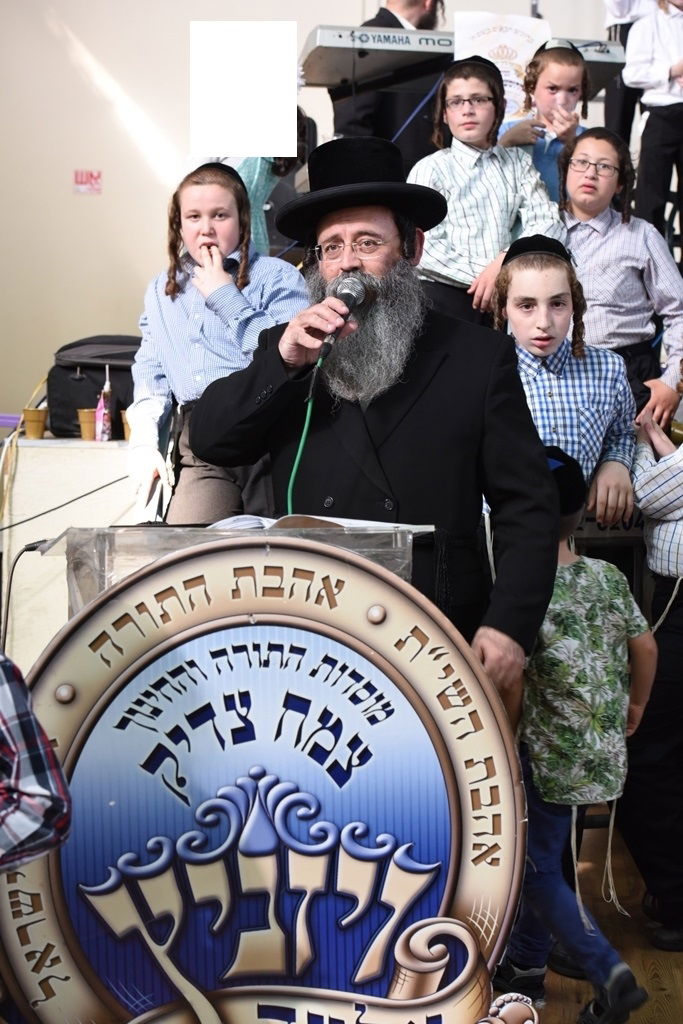 עם כתרים וגלימות: כך הילדים חגגו 'חומש סעודה' בויז'ניץ באלעד