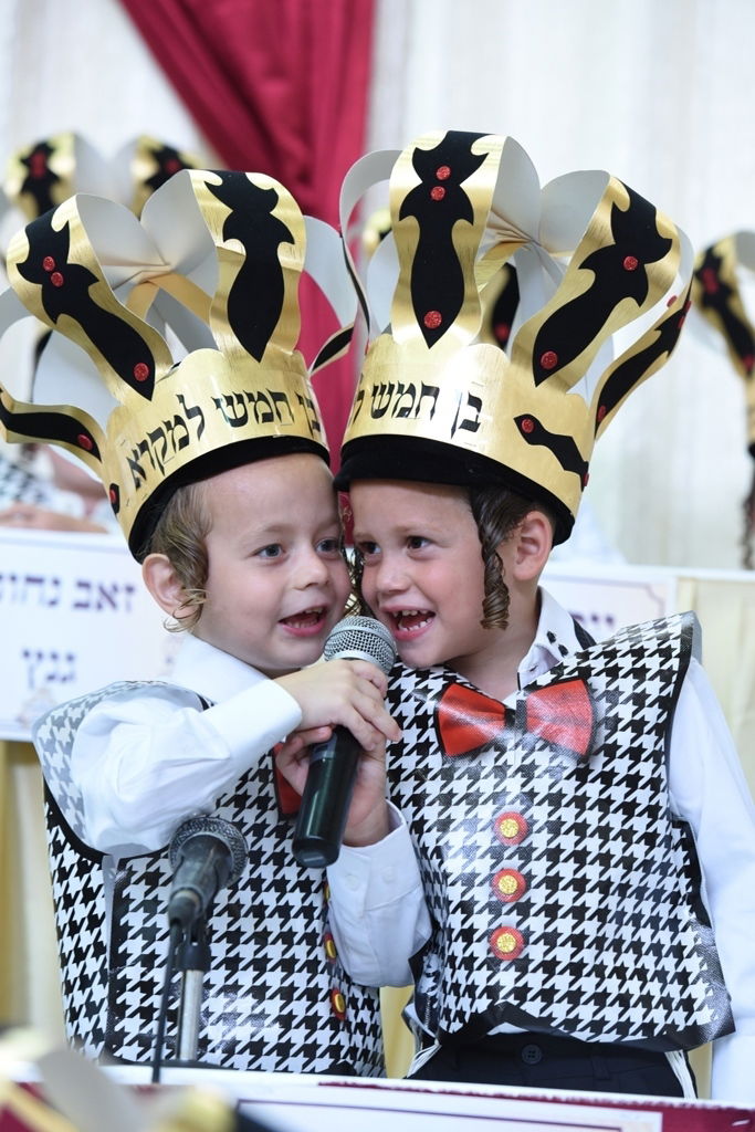 עם כתרים וגלימות: כך הילדים חגגו 'חומש סעודה' בויז'ניץ באלעד