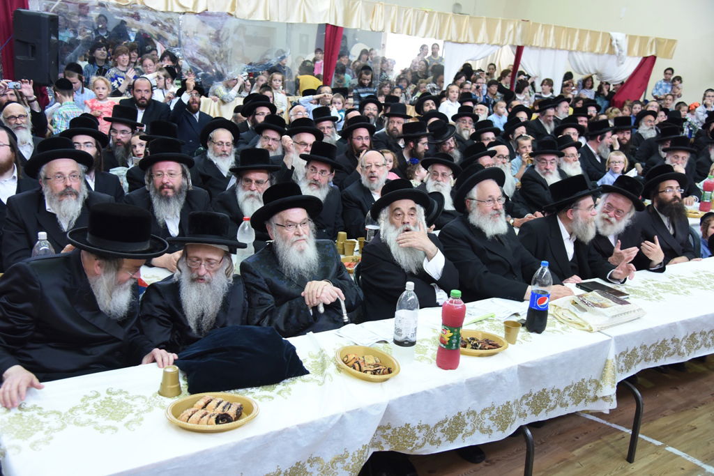 עם כתרים וגלימות: כך הילדים חגגו 'חומש סעודה' בויז'ניץ באלעד