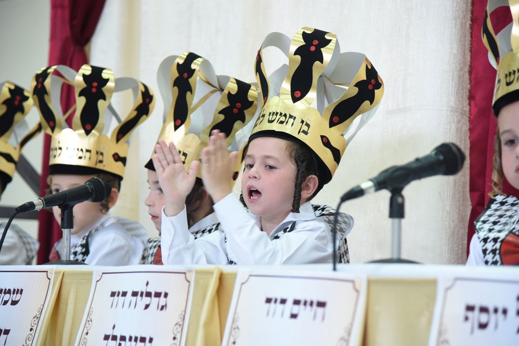 עם כתרים וגלימות: כך הילדים חגגו 'חומש סעודה' בויז'ניץ באלעד