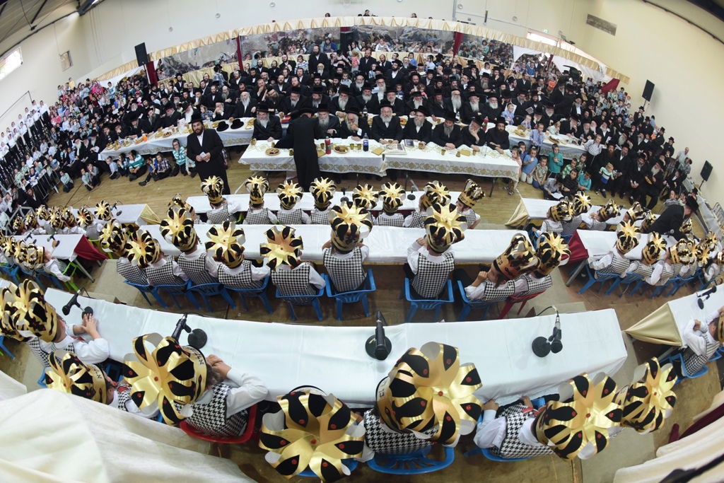 עם כתרים וגלימות: כך הילדים חגגו 'חומש סעודה' בויז'ניץ באלעד