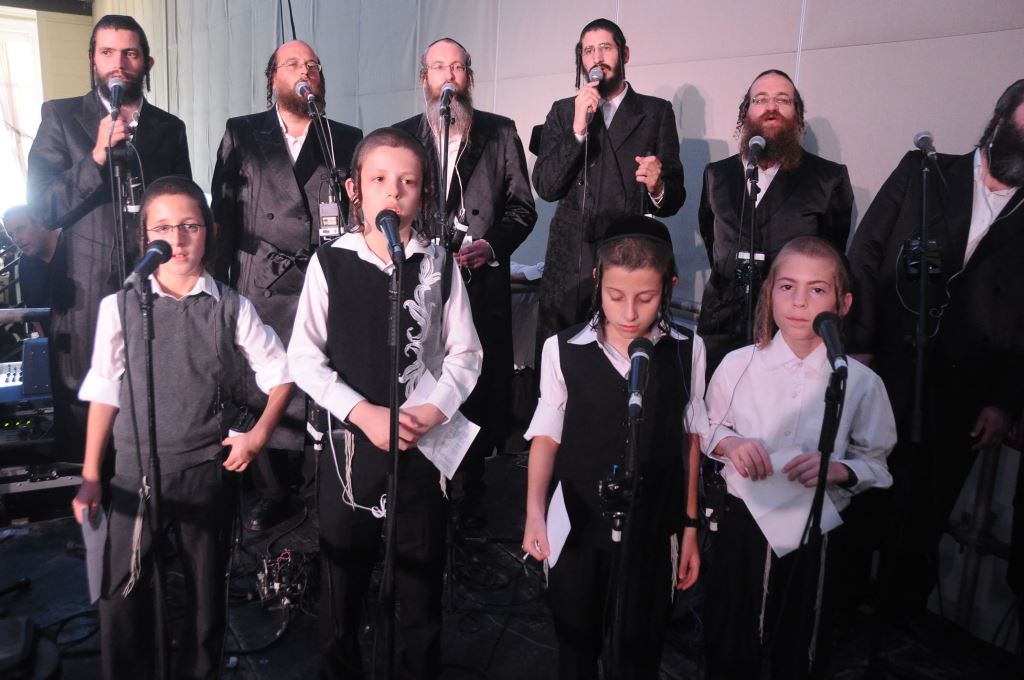 שמחת החתונה בחצרות טשורטקוב - סלונים