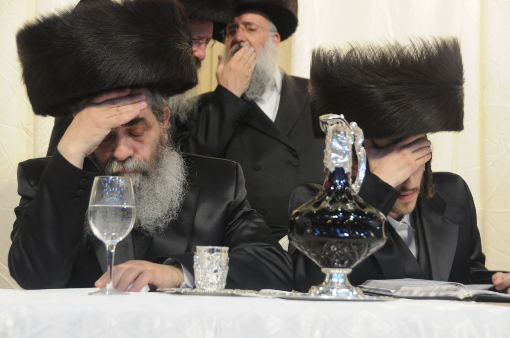 שמחת החתונה בחצרות טשורטקוב - סלונים