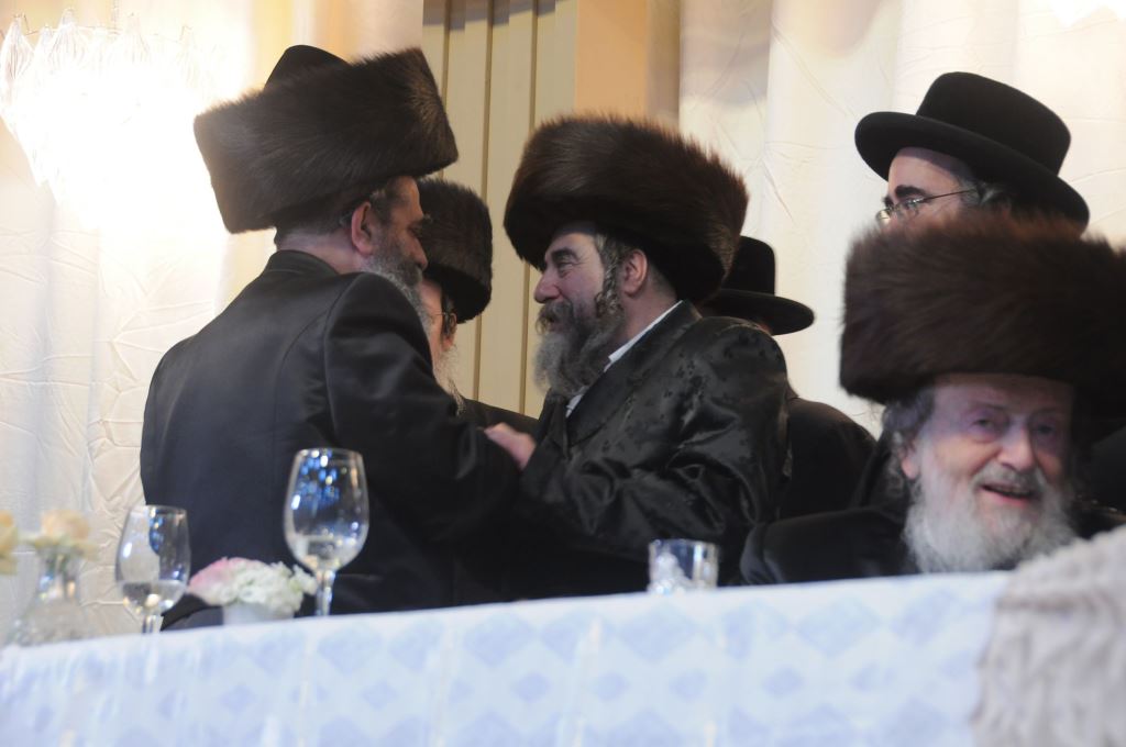 שמחת החתונה בחצרות טשורטקוב - סלונים