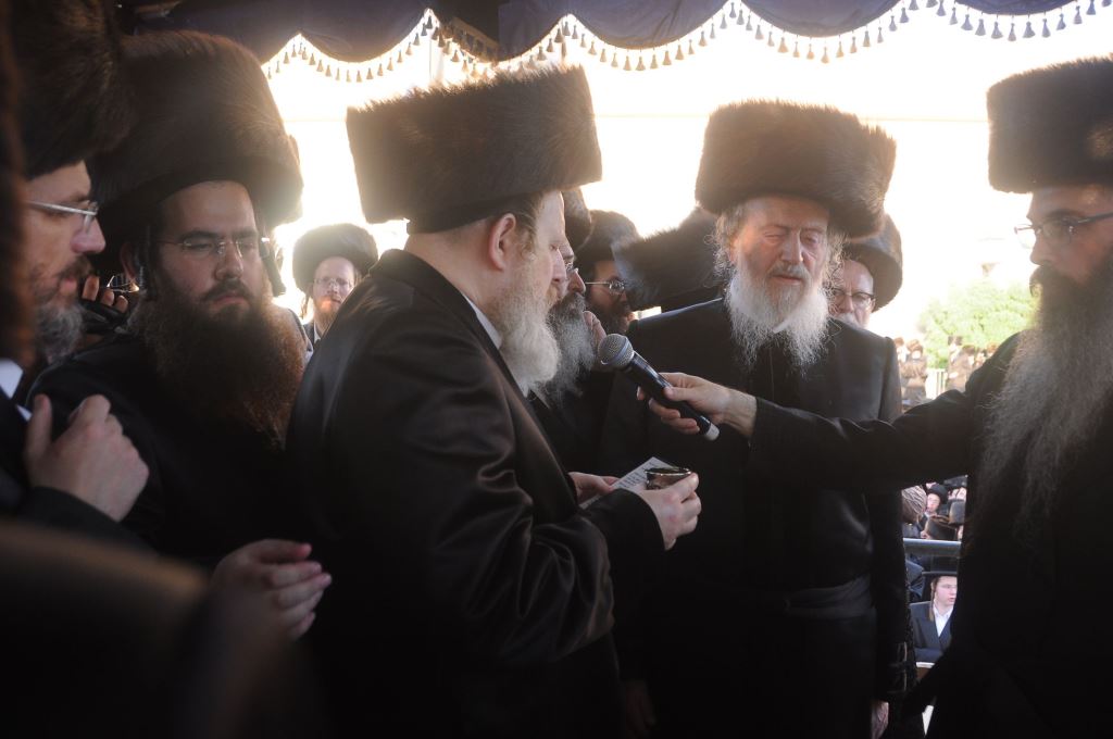 שמחת החתונה בחצרות טשורטקוב - סלונים