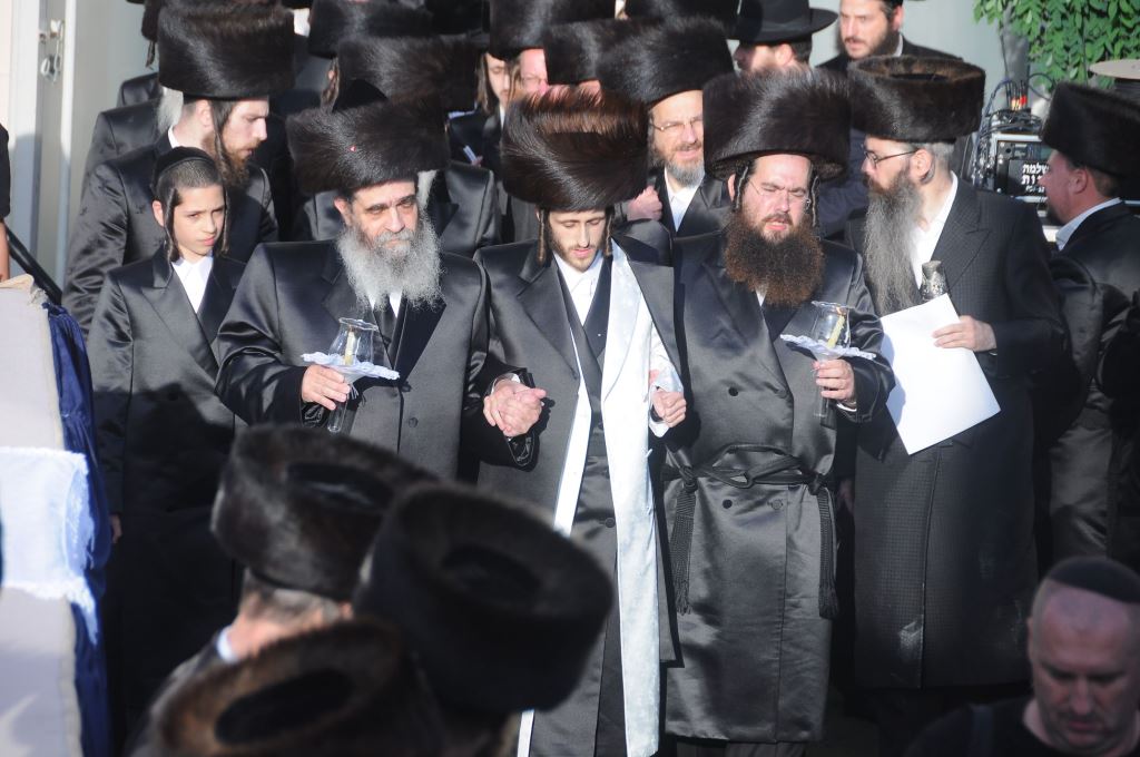 שמחת החתונה בחצרות טשורטקוב - סלונים