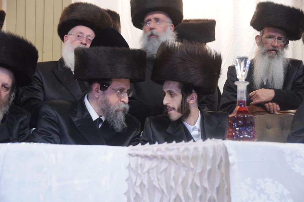 שמחת החתונה בחצרות טשורטקוב - סלונים