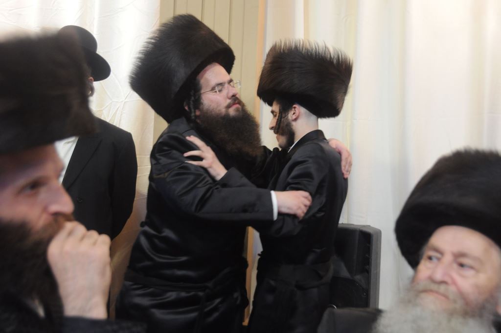 שמחת החתונה בחצרות טשורטקוב - סלונים