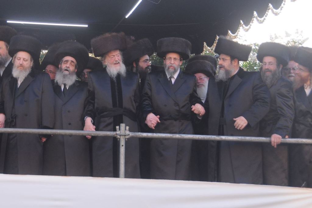 שמחת החתונה בחצרות טשורטקוב - סלונים