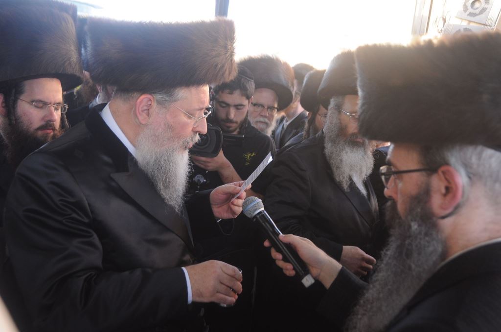 שמחת החתונה בחצרות טשורטקוב - סלונים