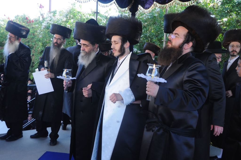 שמחת החתונה בחצרות טשורטקוב - סלונים