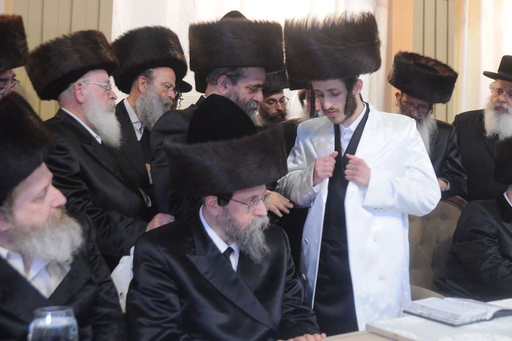 שמחת החתונה בחצרות טשורטקוב - סלונים