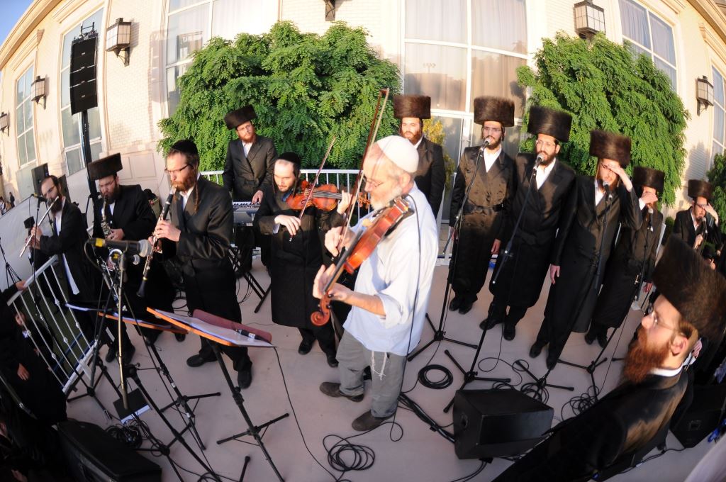 שמחת החתונה בחצרות טשורטקוב - סלונים