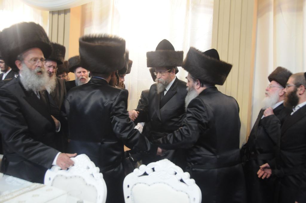 שמחת החתונה בחצרות טשורטקוב - סלונים