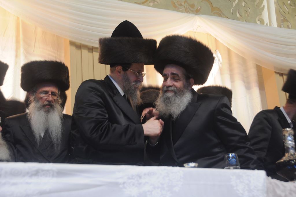 שמחת החתונה בחצרות טשורטקוב - סלונים