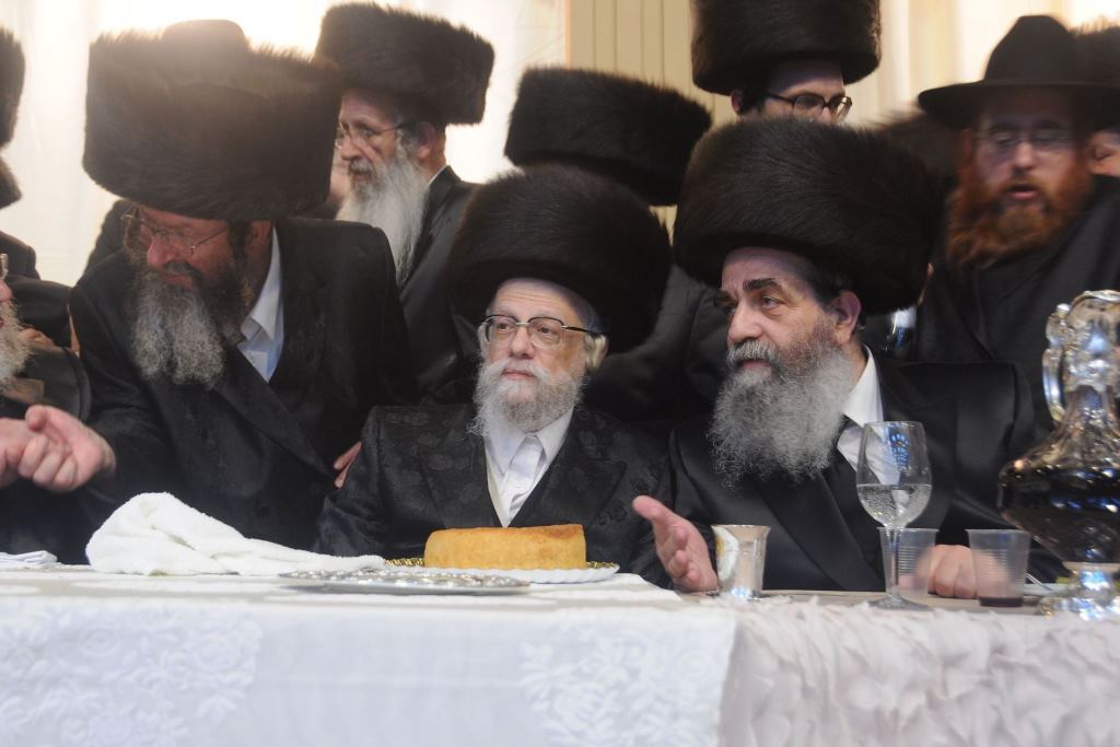 שמחת החתונה בחצרות טשורטקוב - סלונים