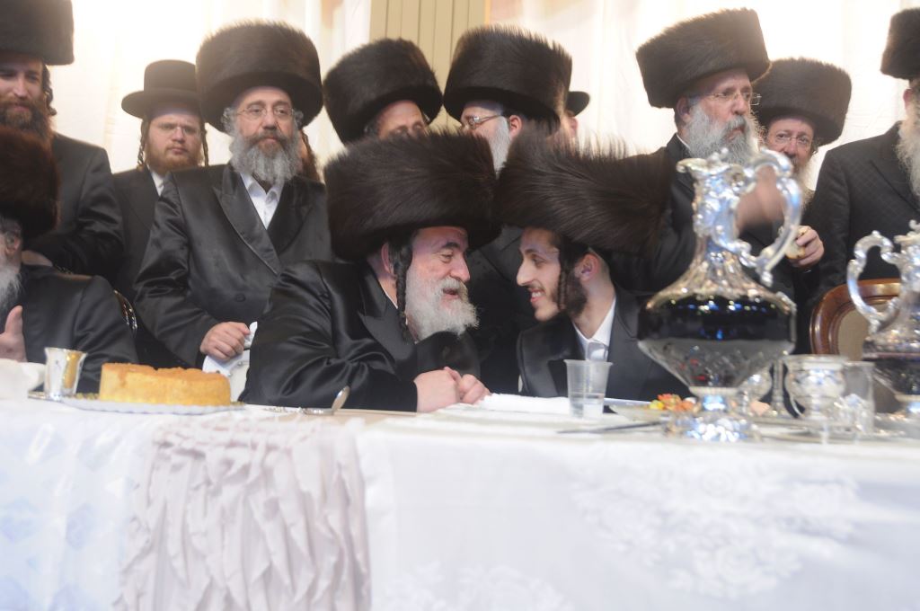 שמחת החתונה בחצרות טשורטקוב - סלונים