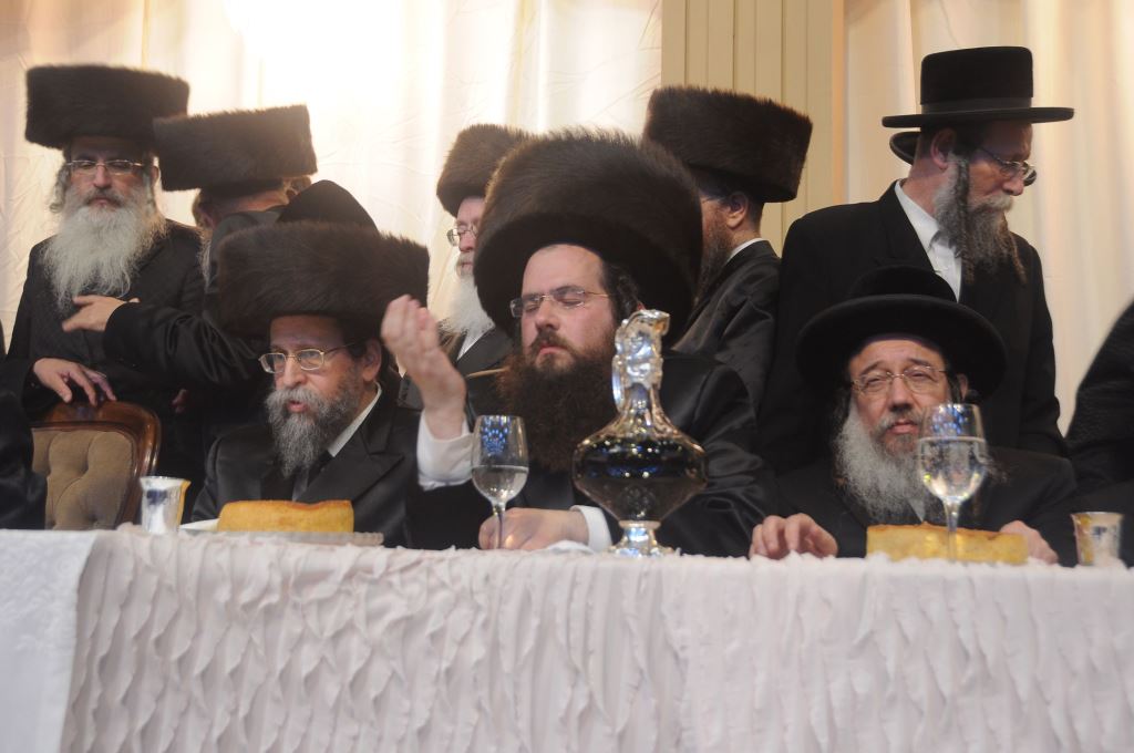 שמחת החתונה בחצרות טשורטקוב - סלונים