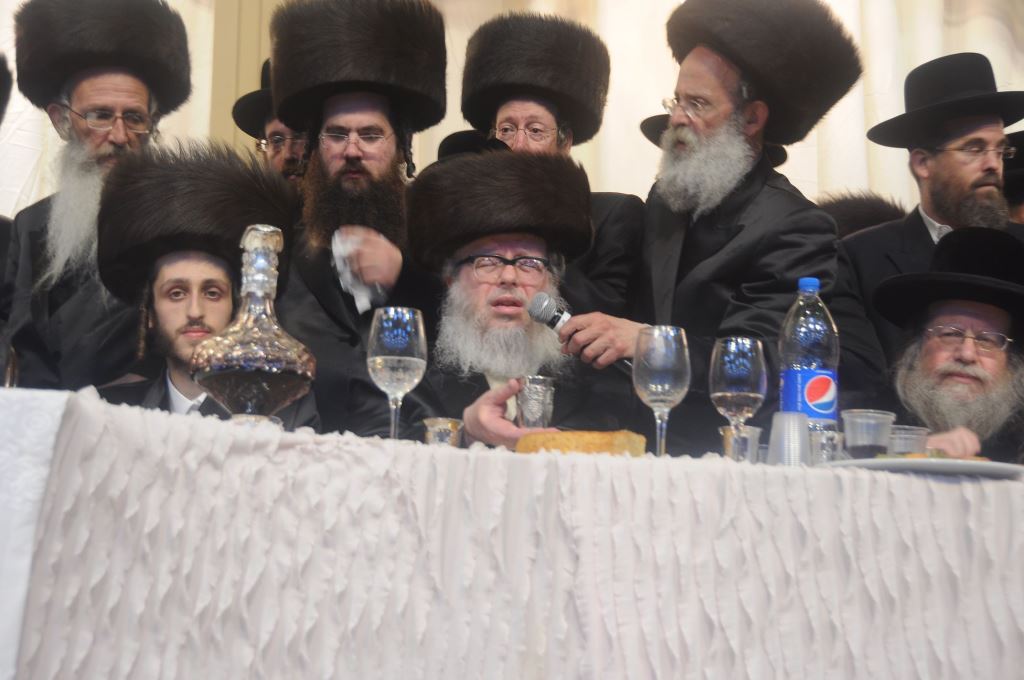 שמחת החתונה בחצרות טשורטקוב - סלונים