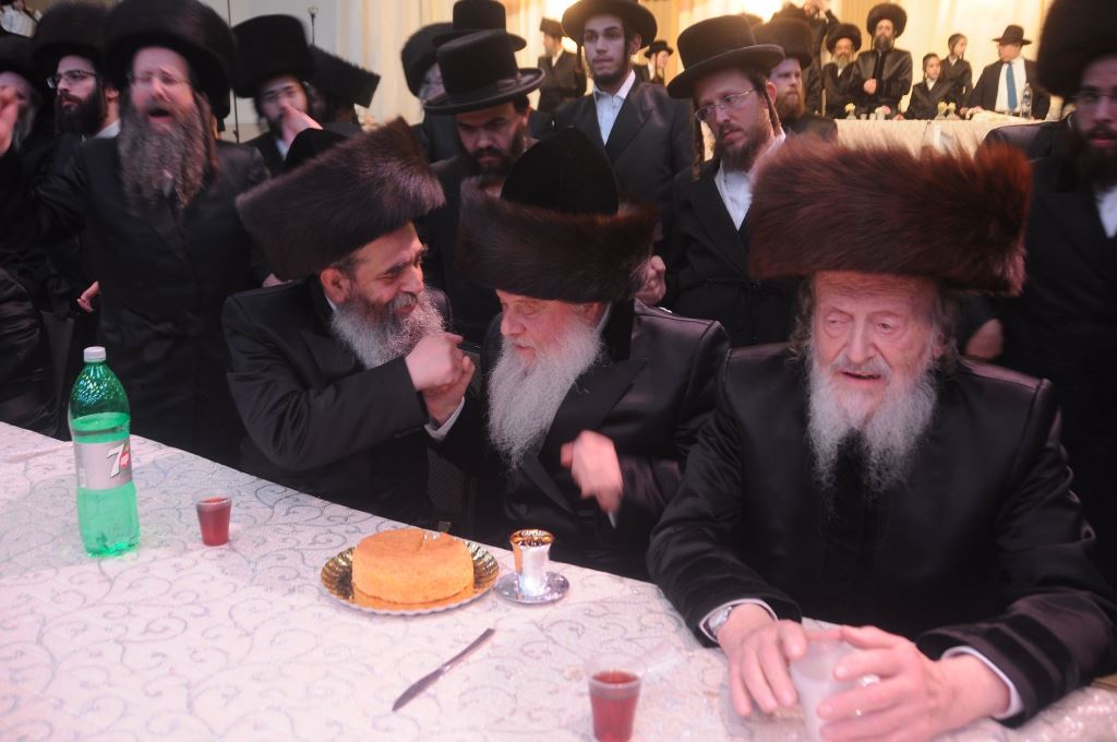 שמחת החתונה בחצרות טשורטקוב - סלונים