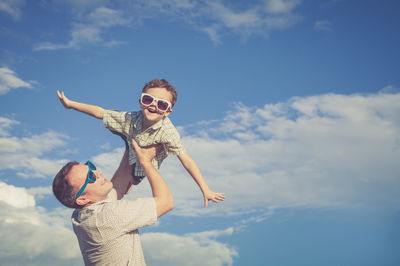 לטייל עם הקטנטנים בחוויה משותפת. אילוסטרציה
